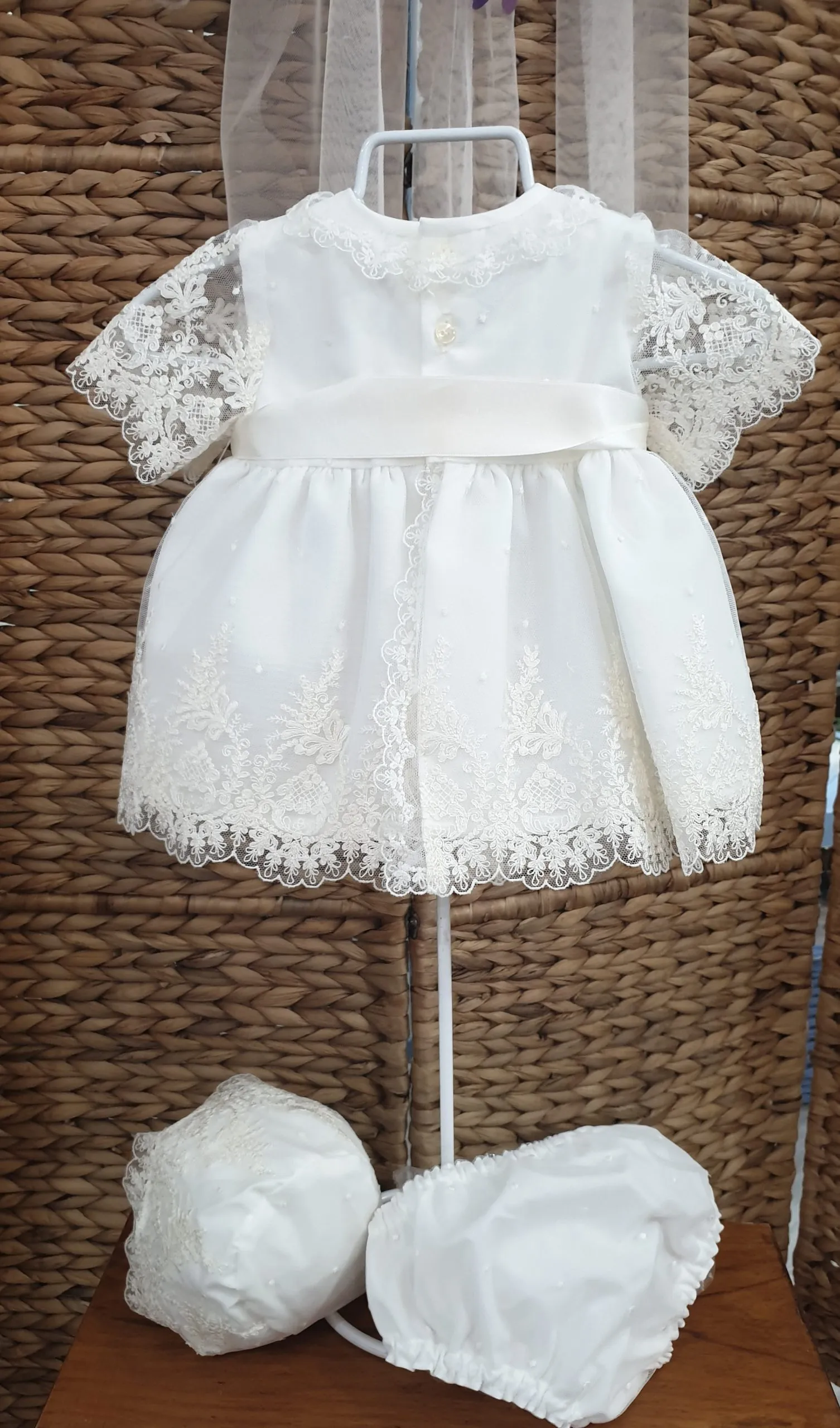 A Jesusito con capota Guipur crudo R300991