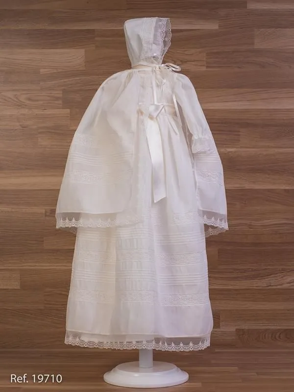 Batón de cristianar organdi jaretas con  capa y capota.