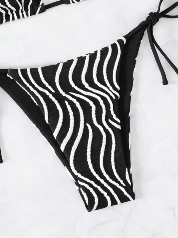 Bikinis triangulares sin espalda con lazo halter y estampado de ondas