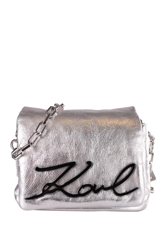 Bolso plateado de hombro logo negro