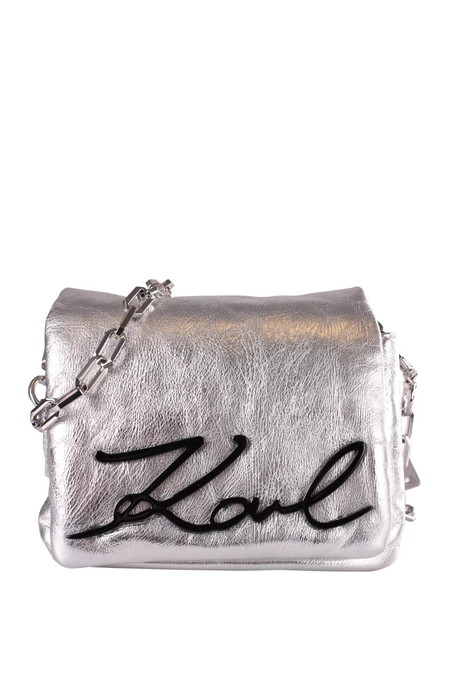 Bolso plateado de hombro logo negro