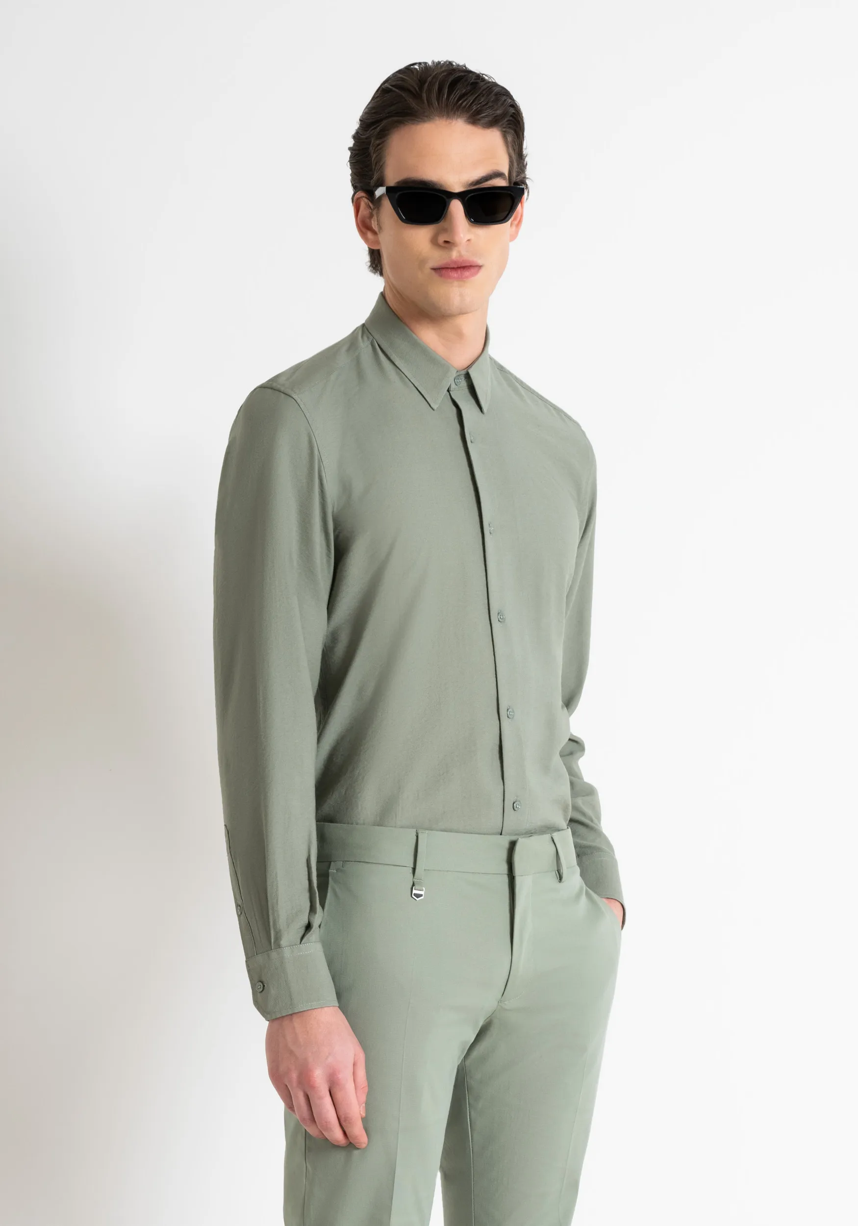 CAMISA NÁPOLES DE AJUSTE REGULAR EN TELA DE MEZCLA DE VISCOSA CON MANO SUAVE