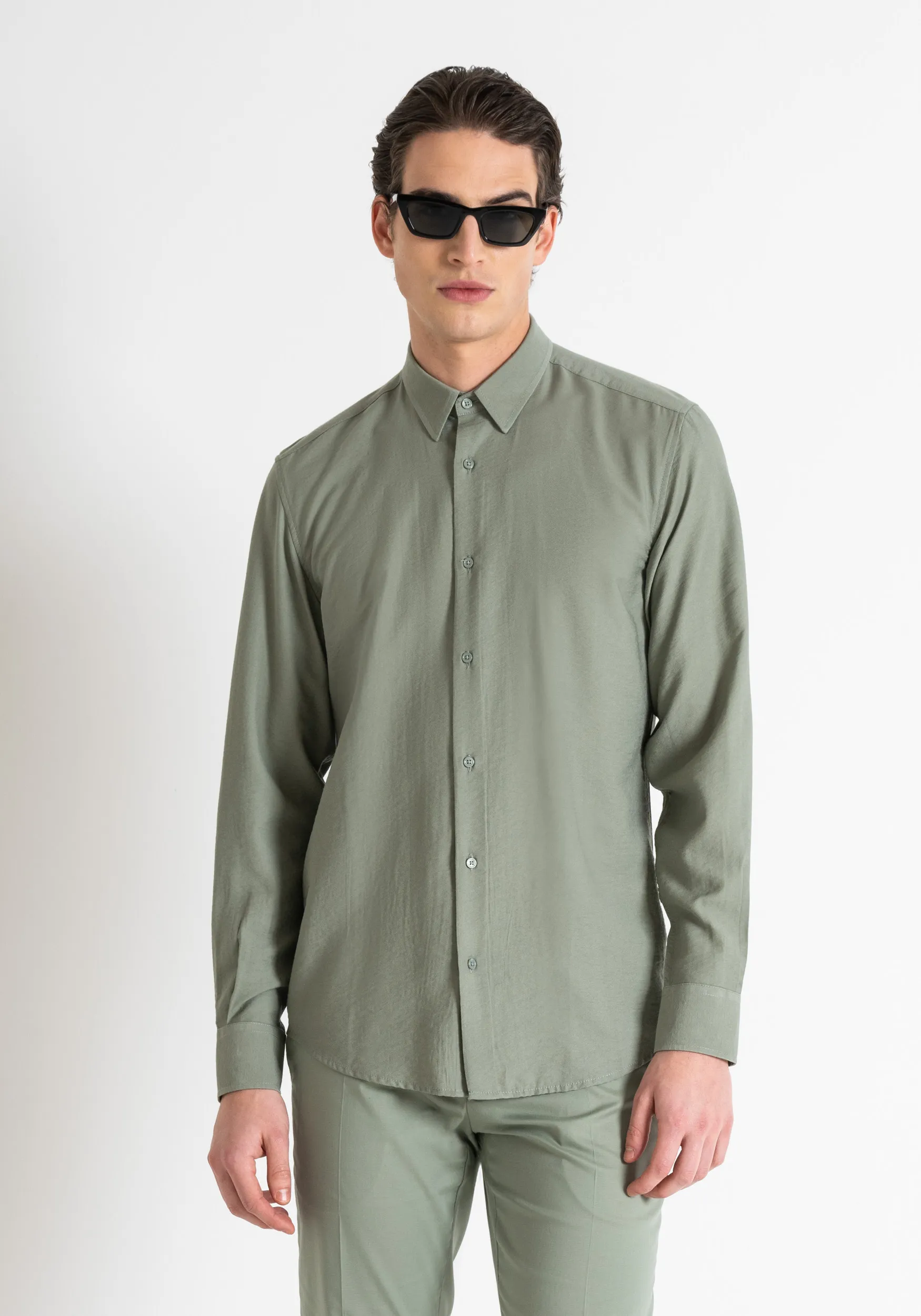 CAMISA NÁPOLES DE AJUSTE REGULAR EN TELA DE MEZCLA DE VISCOSA CON MANO SUAVE
