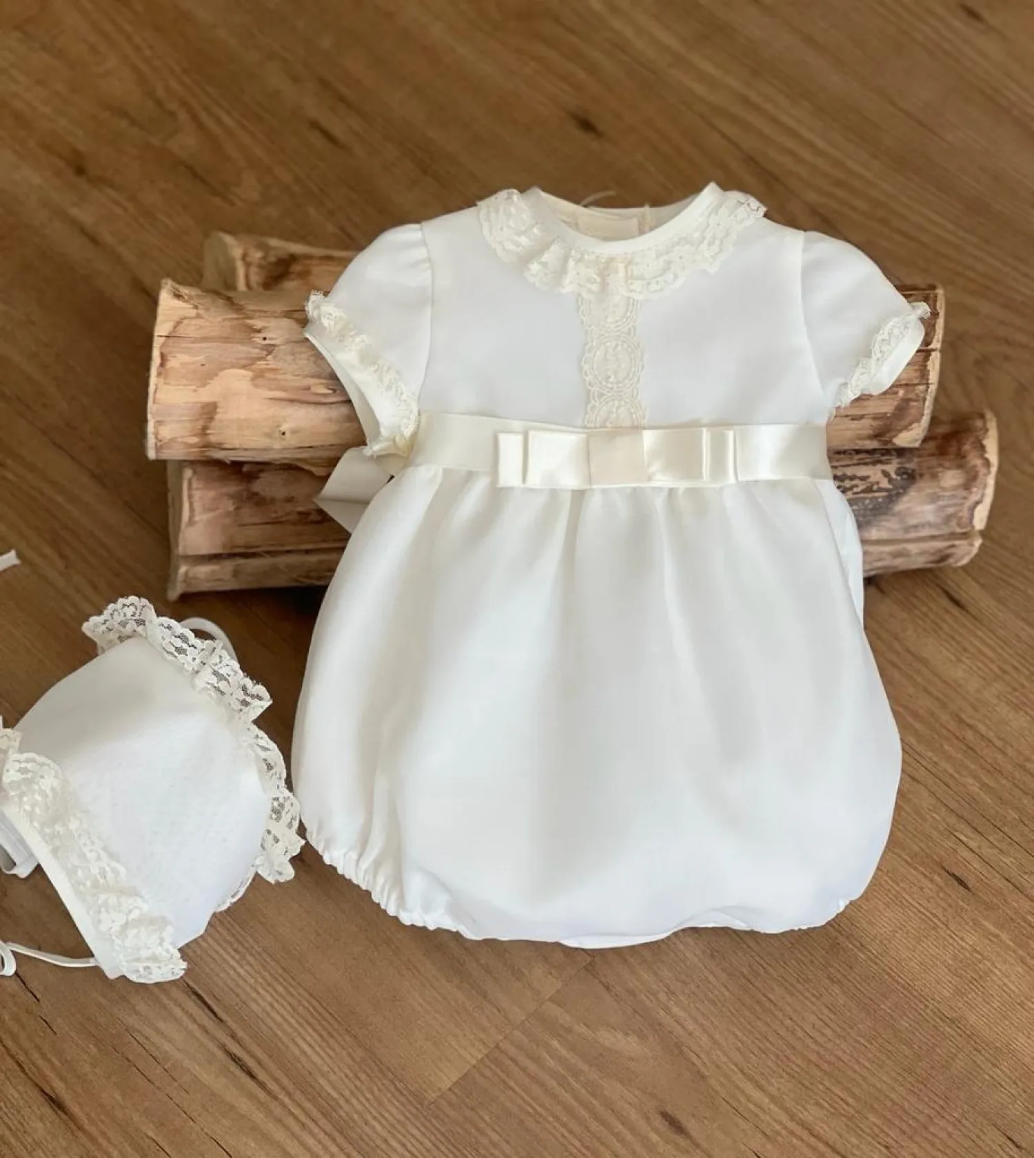 CONJUNTO PELELE Y CAPOTA CON TRIPLE ORGANZA. TALLAS 691218 MESES
