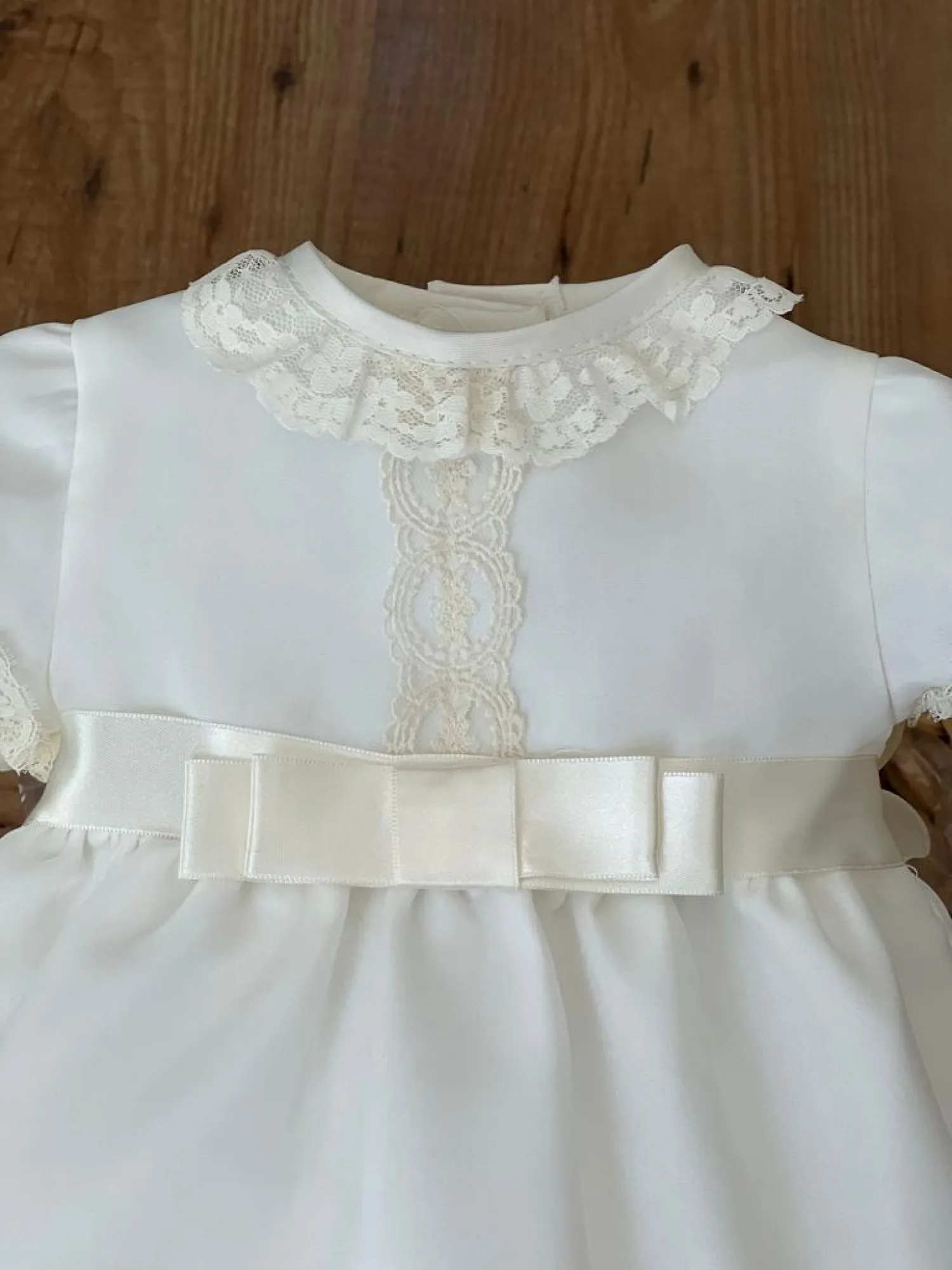 CONJUNTO PELELE Y CAPOTA CON TRIPLE ORGANZA. TALLAS 691218 MESES