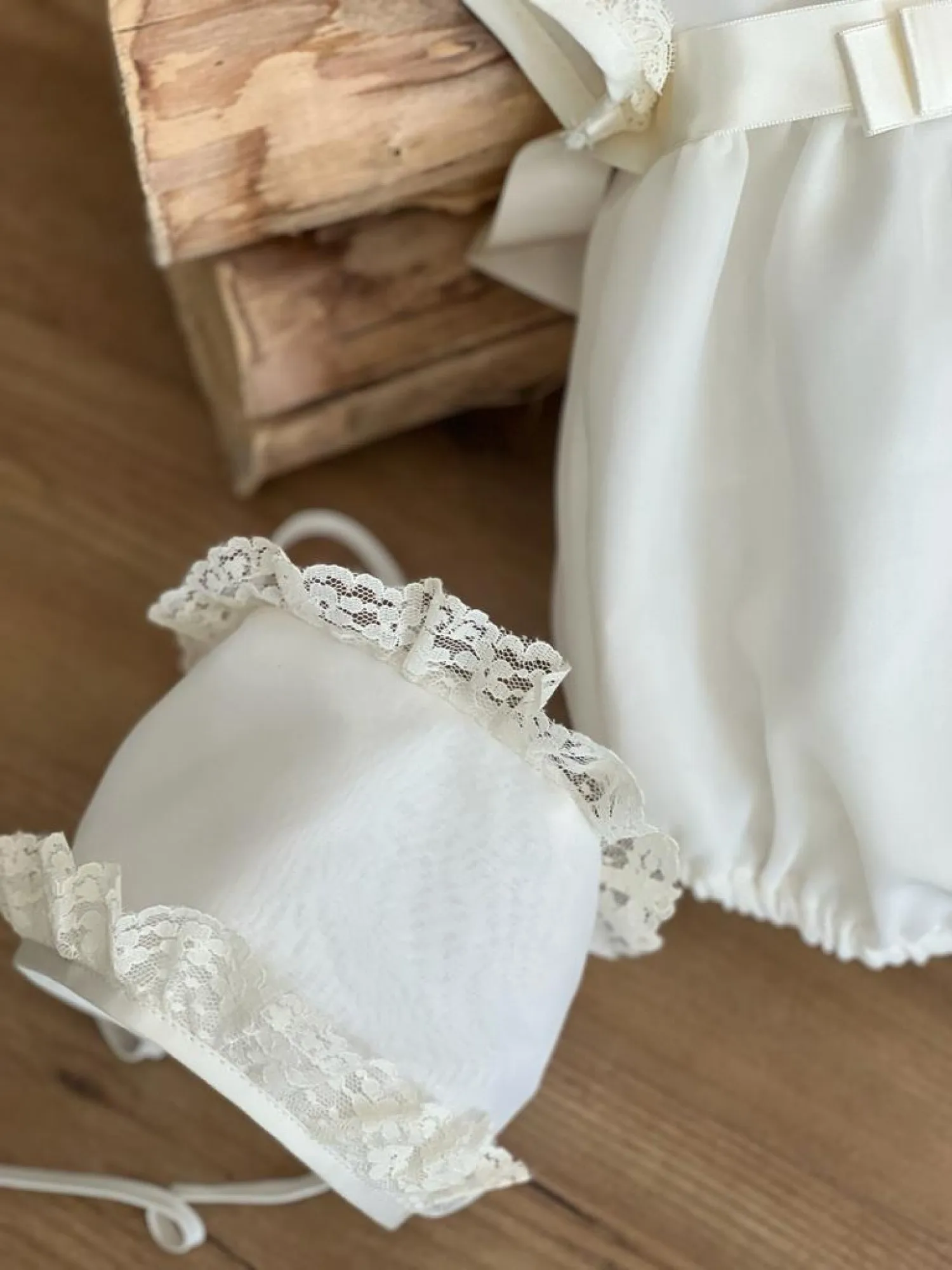 CONJUNTO PELELE Y CAPOTA CON TRIPLE ORGANZA. TALLAS 691218 MESES