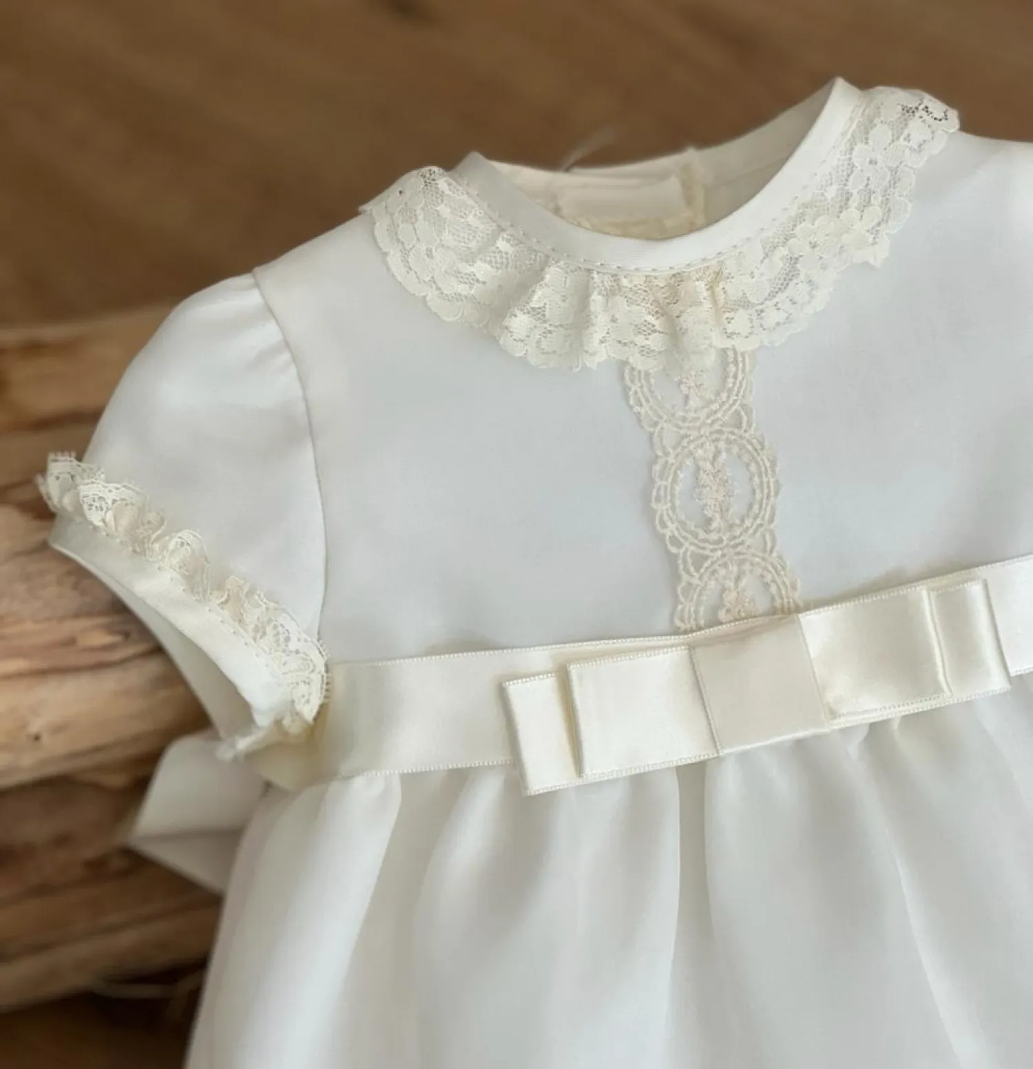 CONJUNTO PELELE Y CAPOTA CON TRIPLE ORGANZA. TALLAS 691218 MESES