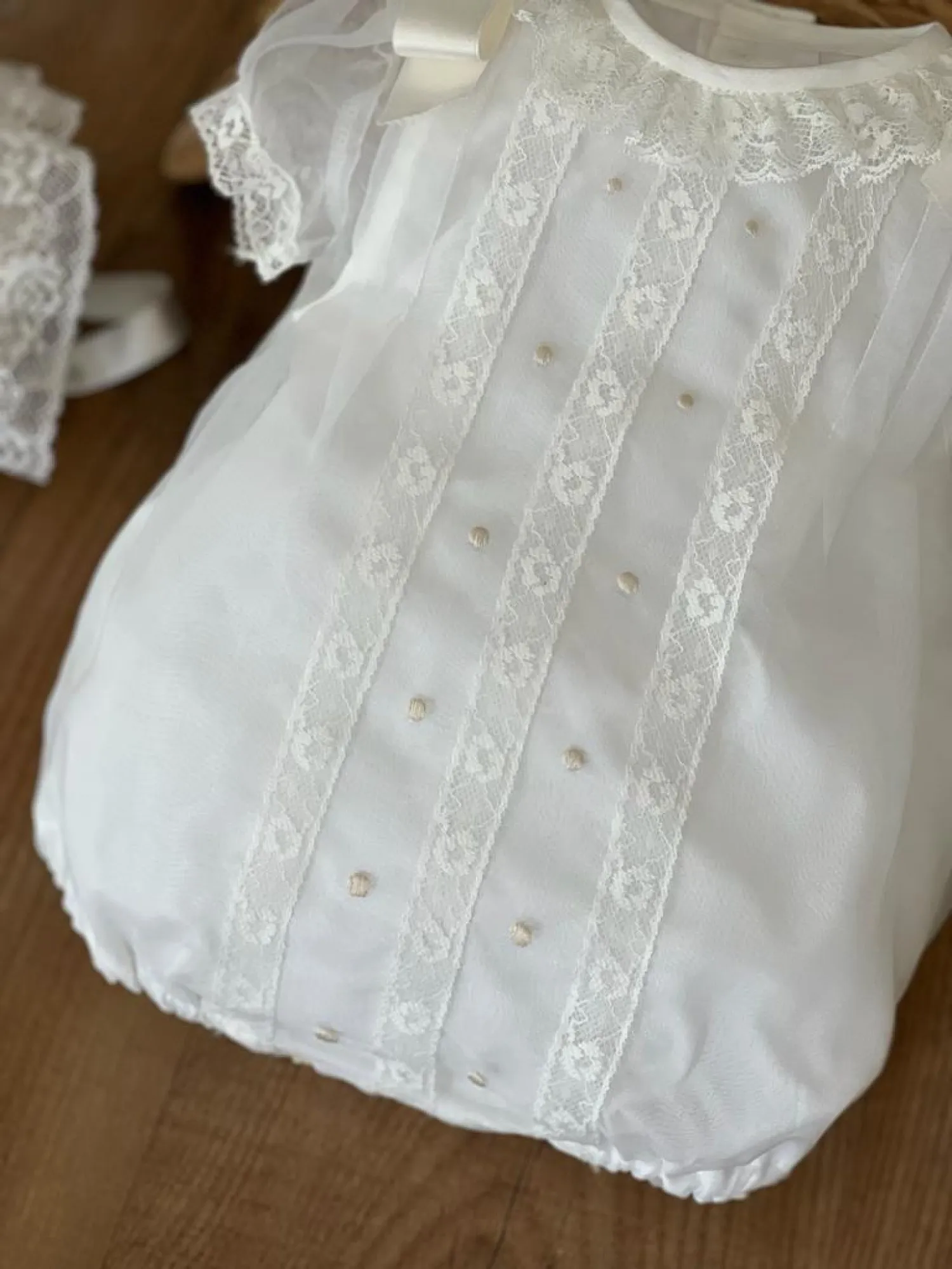 Conjunto pelele y capota de organza beige. Varias tallas