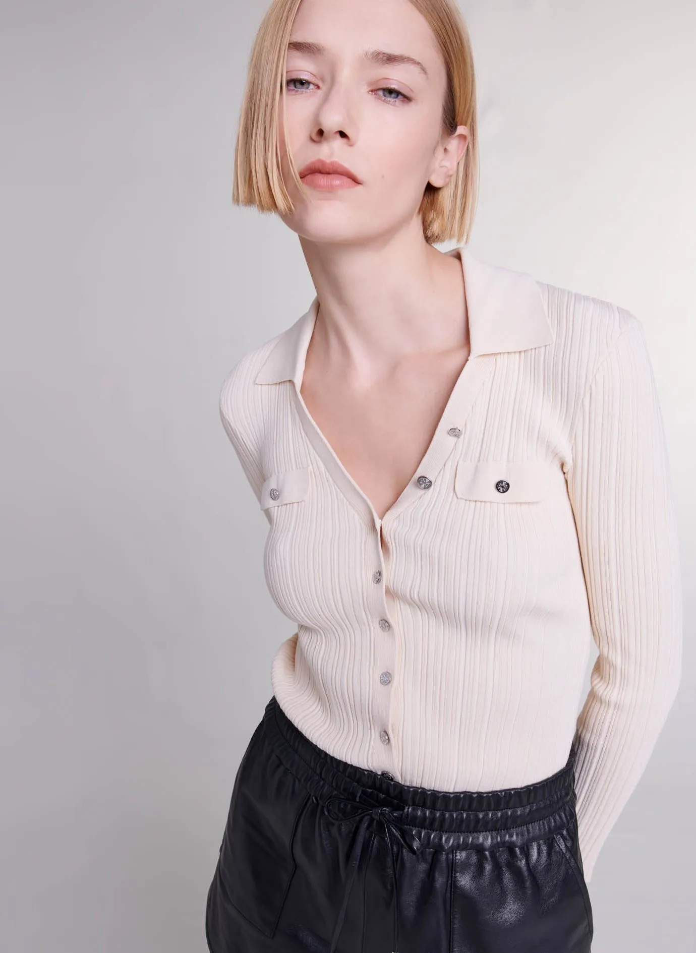 MAJE Jersey ajustado de punto con cuello clásico en beige