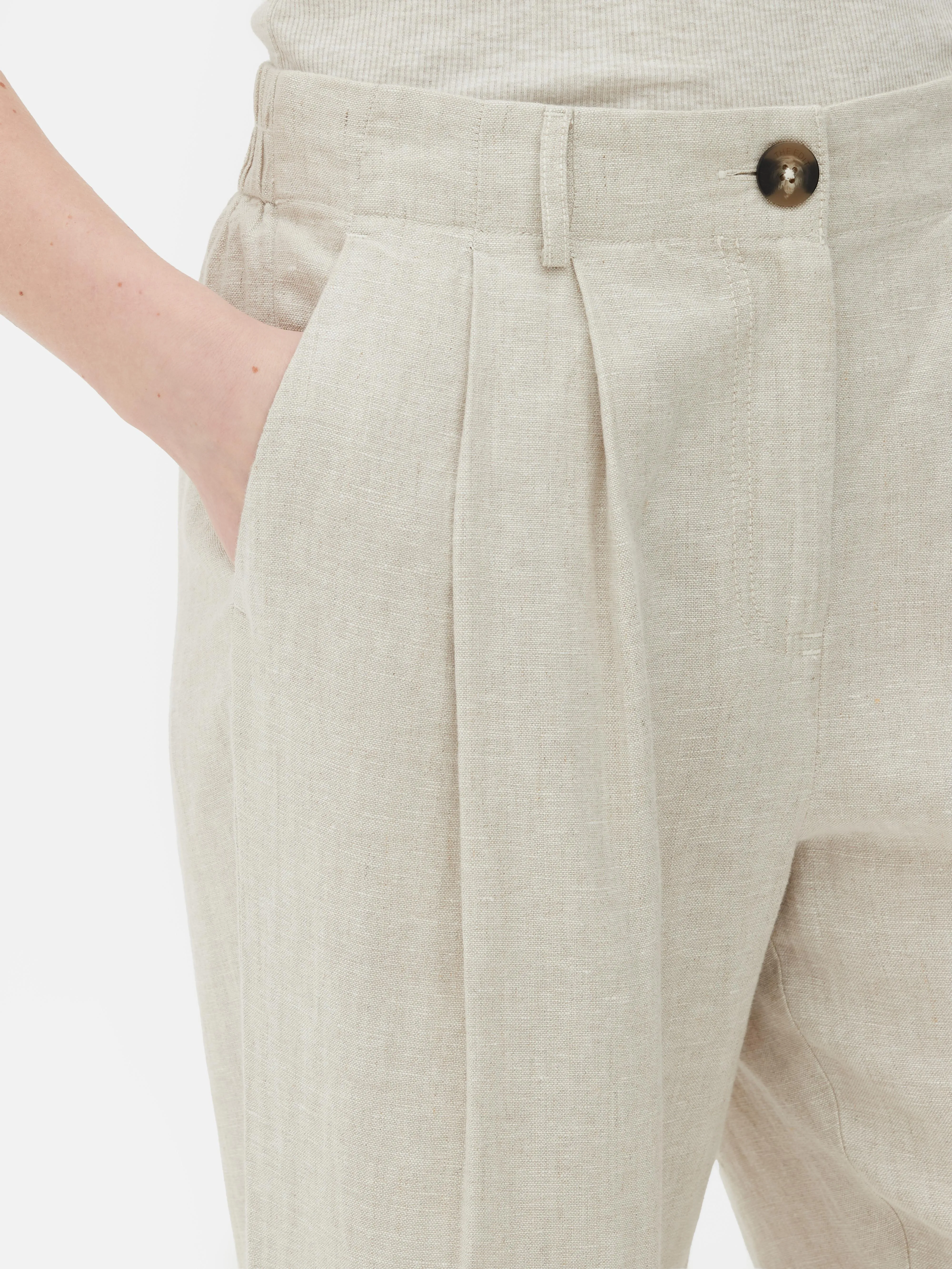Pantalones de lino con pinzas de The Edit
