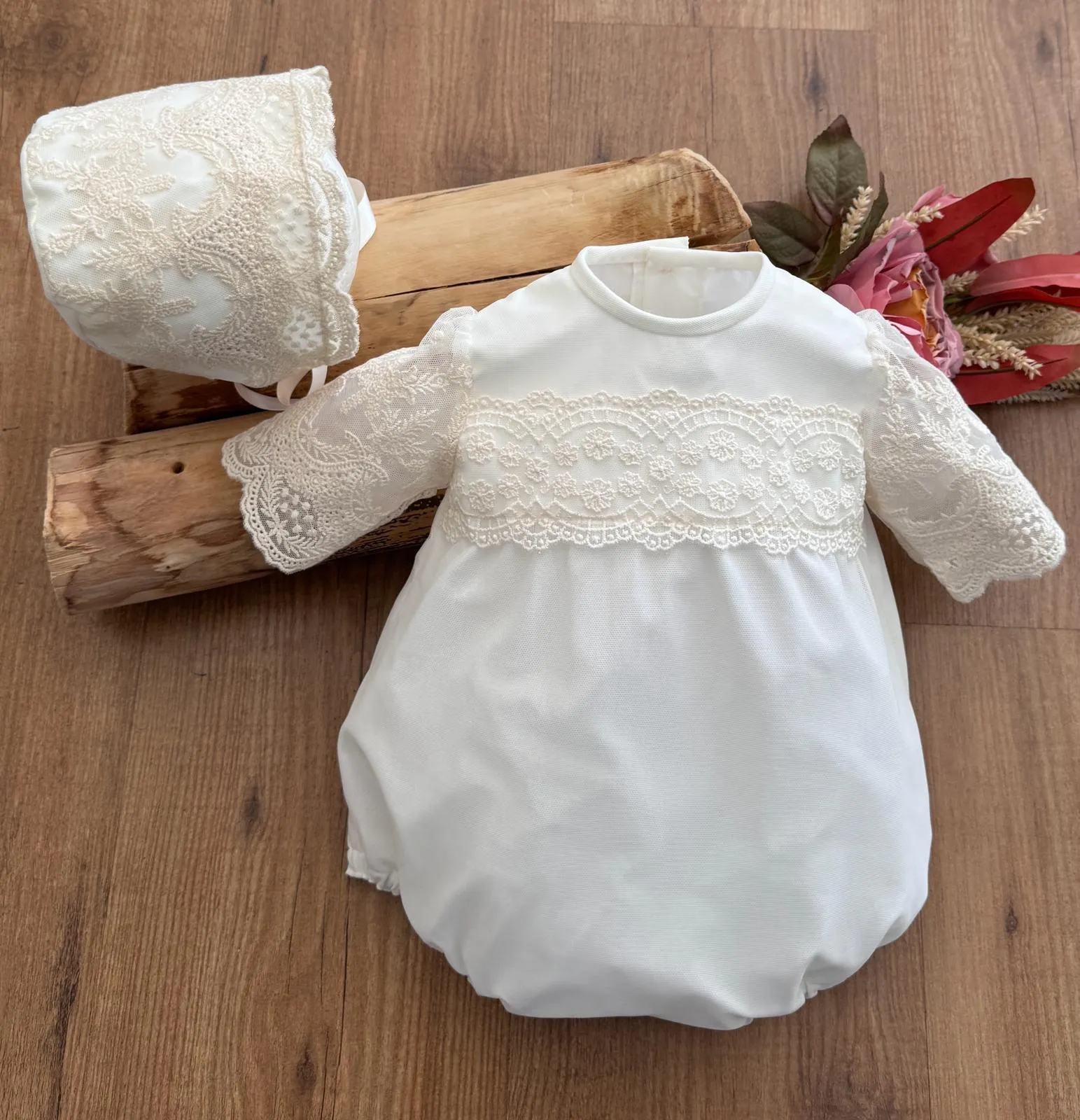 Pelele y capota para bautizo Colección Tulipán