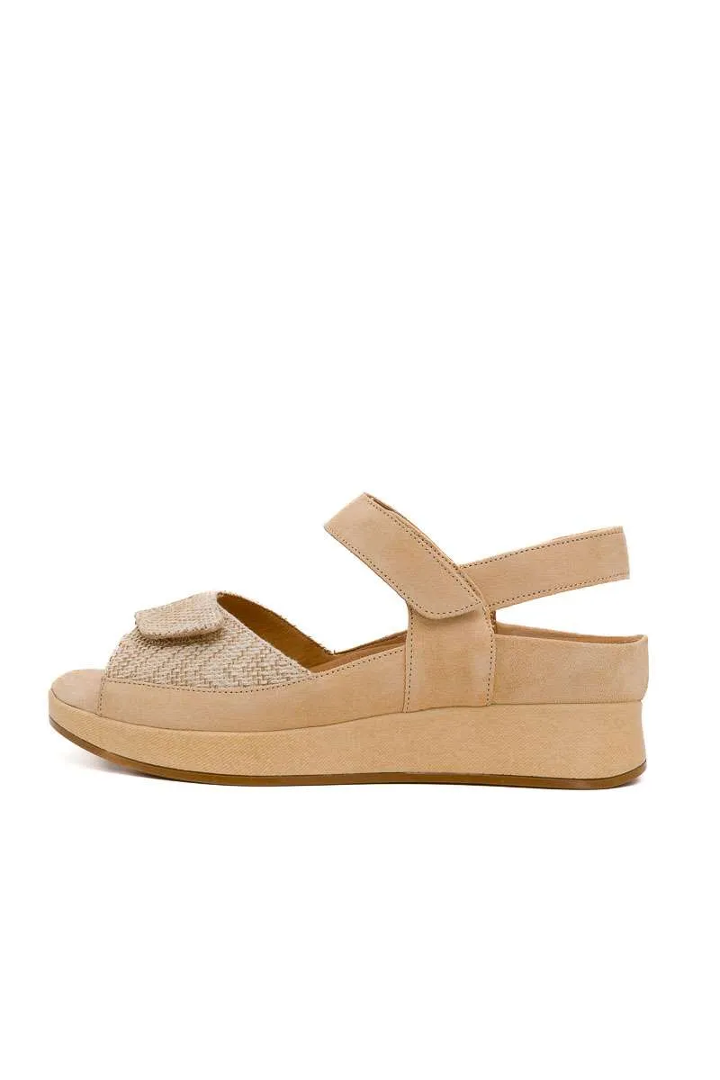 Sandalia color beige de Fluchos