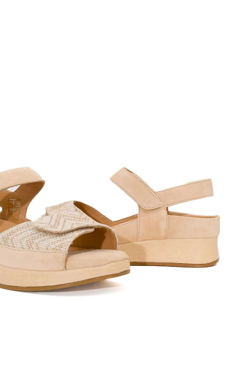 Sandalia color beige de Fluchos