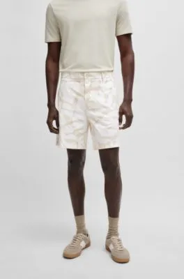 Shorts regular fit de sarga de algodón elástico estampado