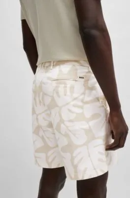 Shorts regular fit de sarga de algodón elástico estampado