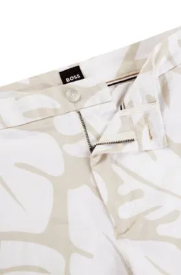 Shorts regular fit de sarga de algodón elástico estampado