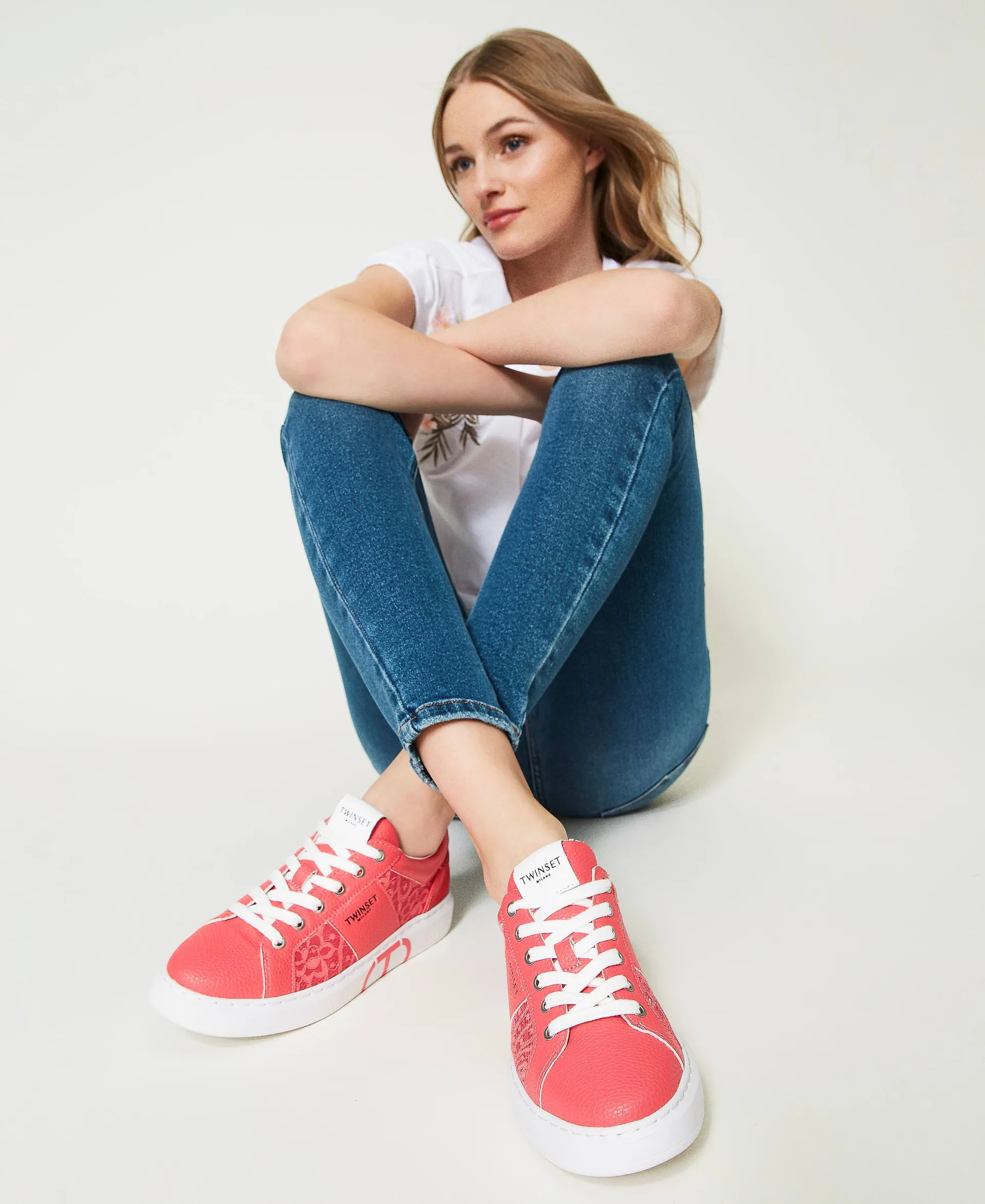 Sneakers con inserciones de encaje y Oval T