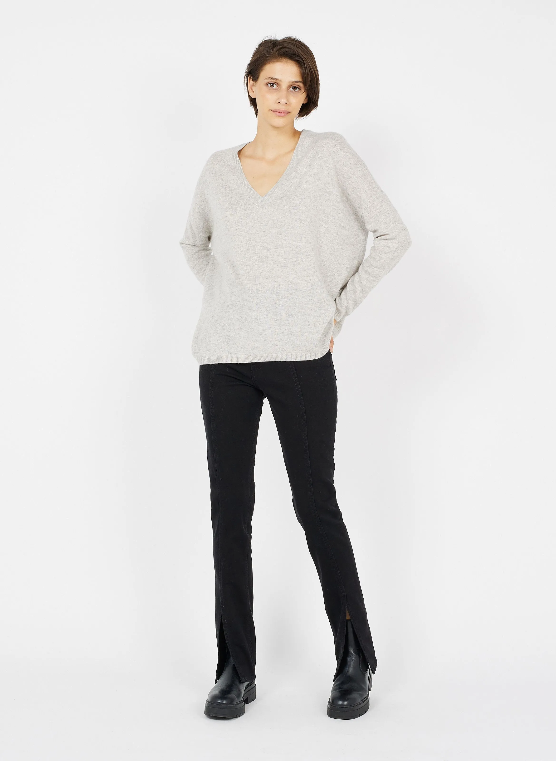SUD EXPRESS MONJOE  JERSEY DE CACHEMIRA CON CUELLO DE PICO EN GRIS