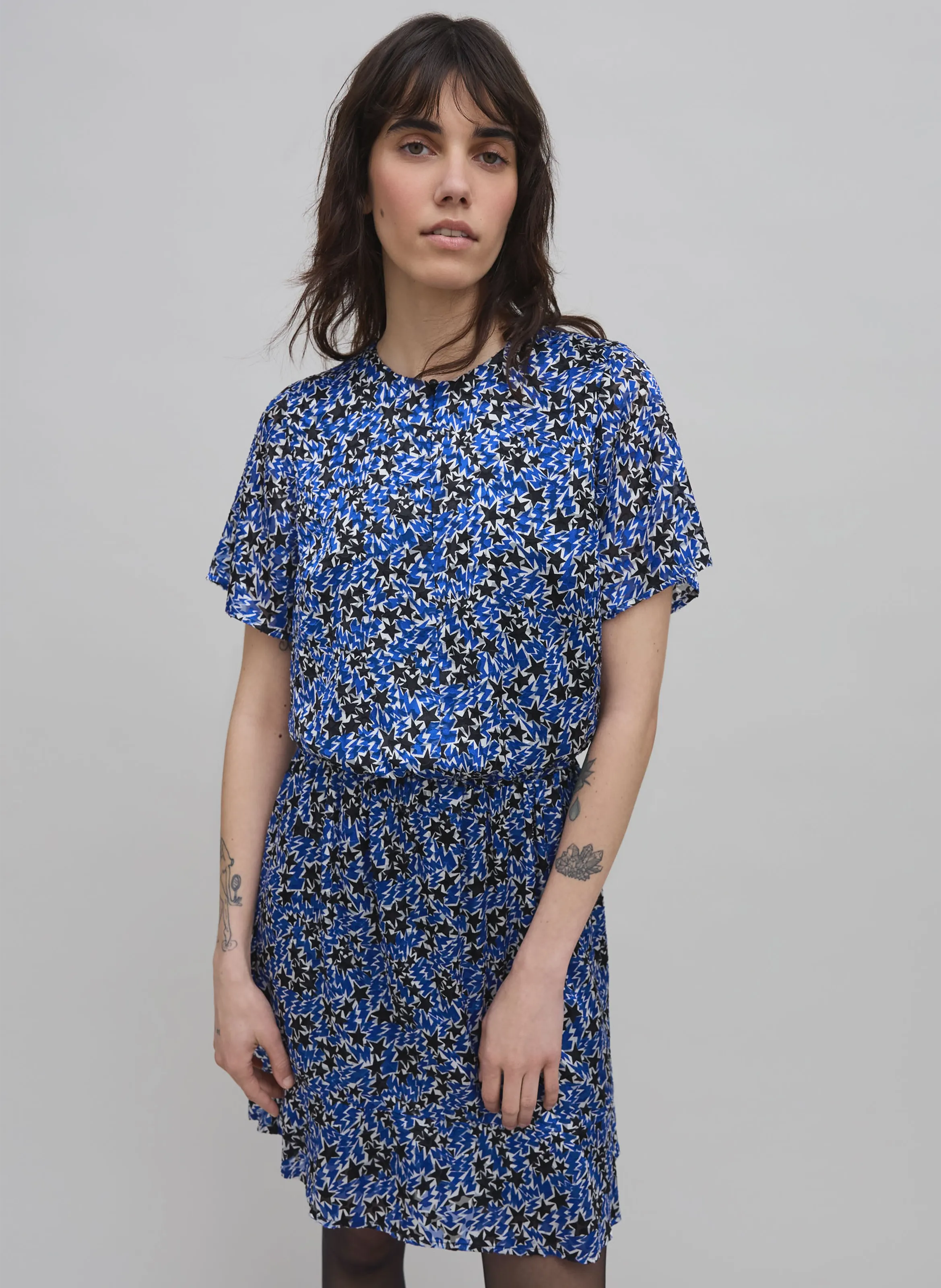 Vestido corto ajustado con cuello redondo en azul