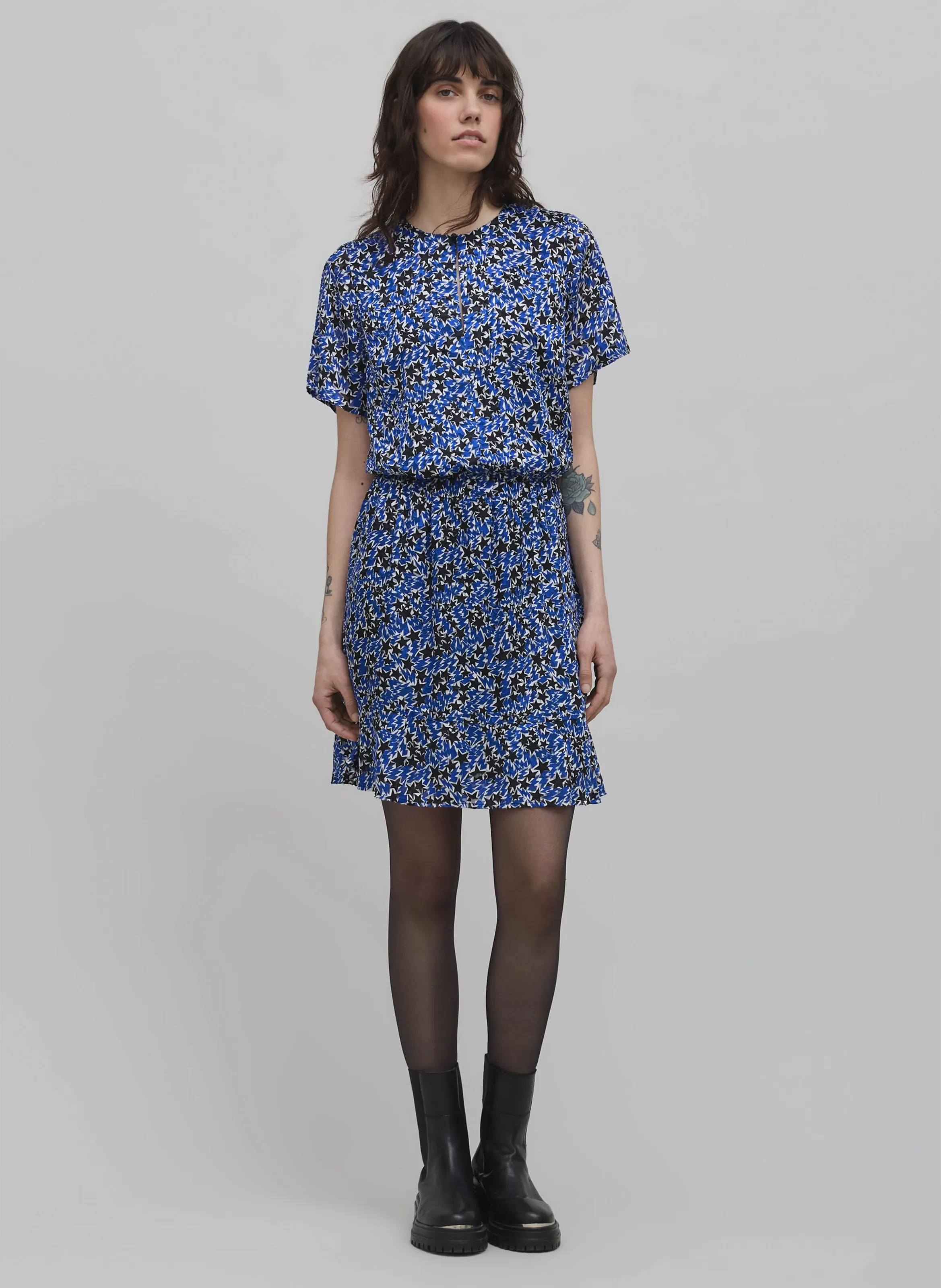 Vestido corto ajustado con cuello redondo en azul
